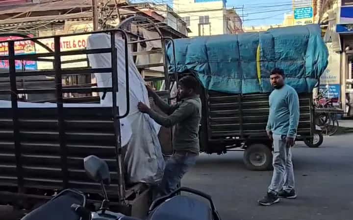Material being unloaded from a goods vehicle in Loha Mandi