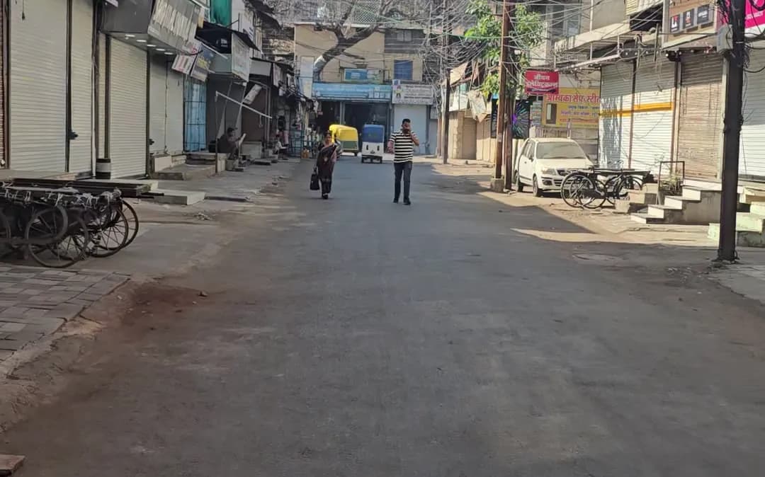 A Siyaganj street early in the morning