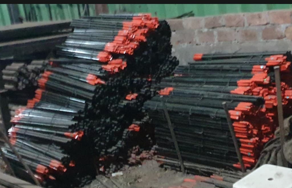 SR crowbar — black shaft with orange tip, heavy-duty digging and prying bars